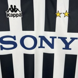 Retro Juventus 1996/97 Home Jersey